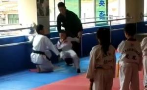 四川一跆拳道老师疑抱摔9岁学生，教育局：已停职，警方介入