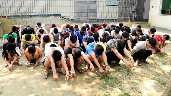海南：嫌犯排队自首，省外的拍视频自首
