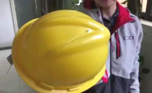 暗访长沙劳保用品市场：工人用的安全帽4元包邮，一撞就碎