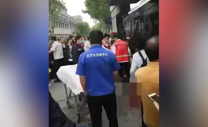 避让横穿行人，武汉一公交撞站台伤两人
