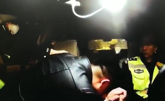 醉駕車主趴在交警腿上大哭：我下月要結婚