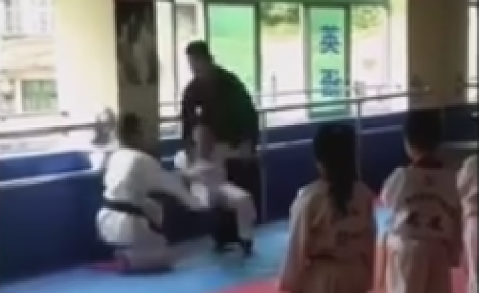 四川广元一跆拳道教练抱摔9岁学生，被教育局通报解除合同