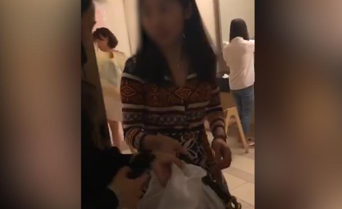 模特霸占母婴室换装，妈妈着急喂奶怒斥