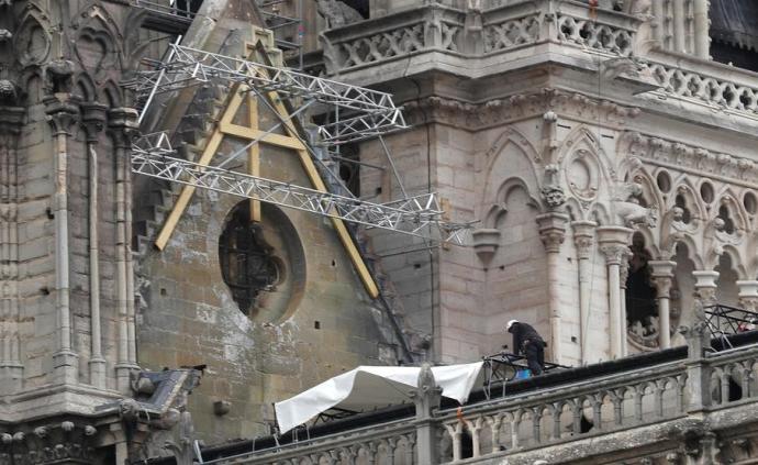 担心降雨破坏，巴黎圣母院屋顶盖防水布