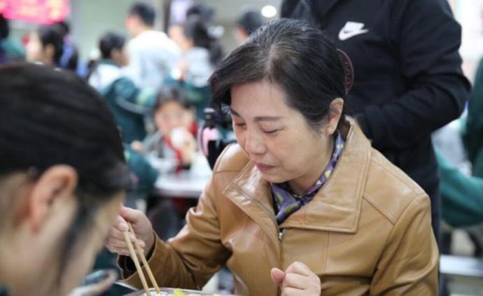 半月谈：守护学生用餐安全，除了陪餐还需校内外联动