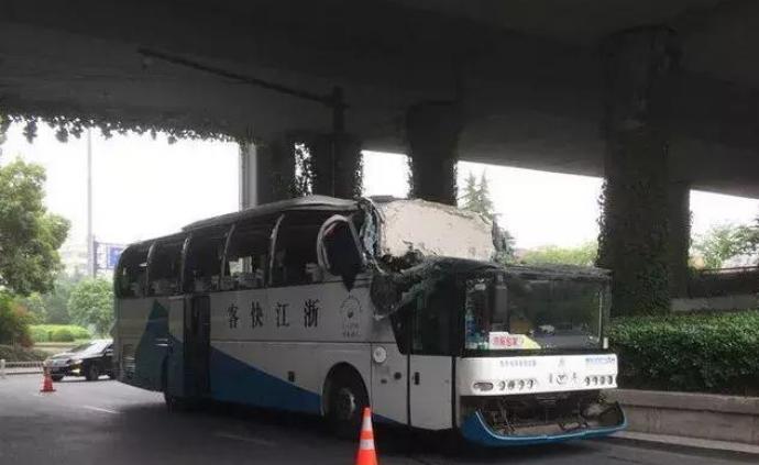杭州通报大巴超高撞桥事故：6人皮外伤，司机排除酒驾毒驾