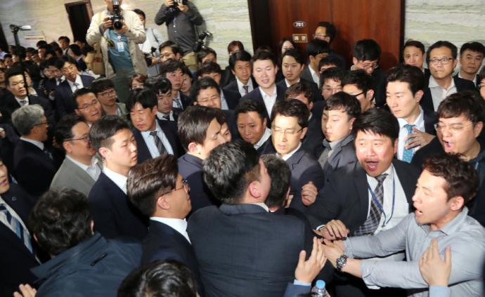 因《选举法》相关争议，韩国国会300多名议员大打出手