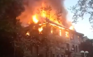 湖南湘西州政府机关院内一办公大楼起火，所幸无人员伤亡