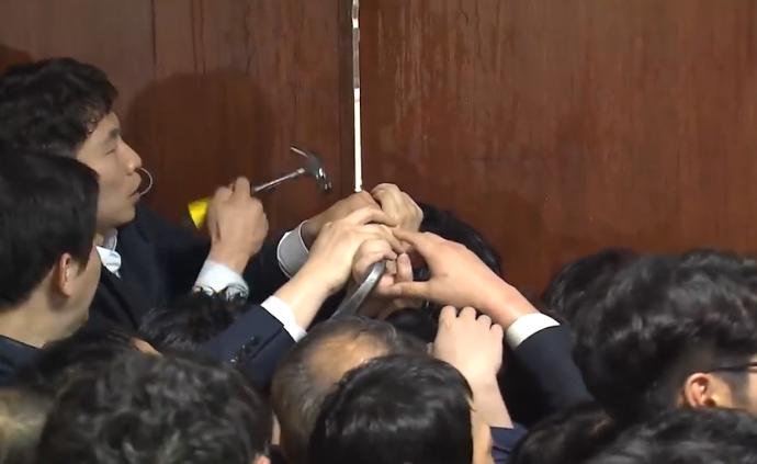 韩国议员国会“肉搏”，铁撬铁锤齐上阵