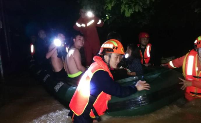 湖南永州暴雨致城区内涝严重，消防紧急转移群众200余人