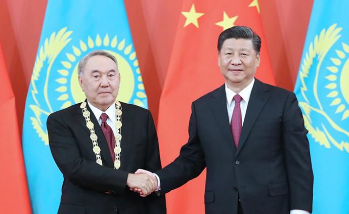专题丨习近平为哈萨克斯坦首任总统纳扎尔巴耶夫颁授友谊勋章