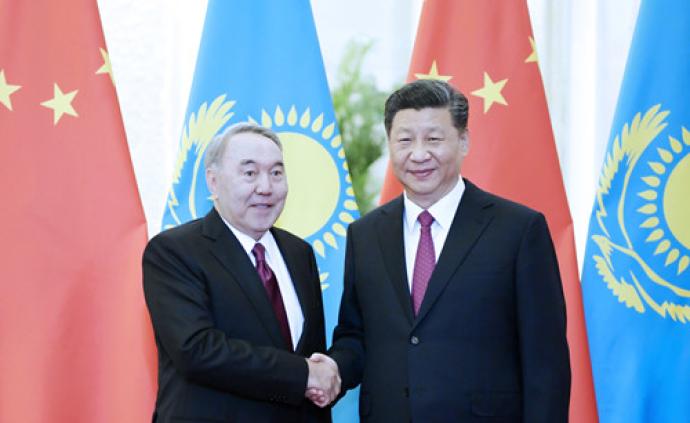 习近平会见哈萨克斯坦首任总统