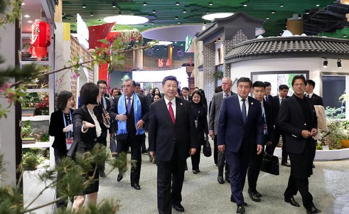 习近平和彭丽媛同出席北京世园会的外方领导人夫妇参观园艺展