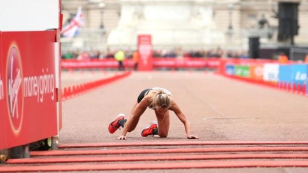 离终点数米摔倒，英国女子爬完马拉松