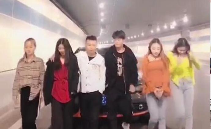超载且在隧道停车拍视频，郑州一驾驶员被网友举报遭处罚