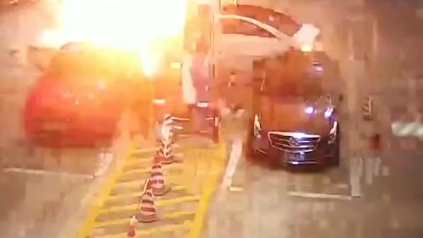 失控车撞倒加油机致起火，员工30秒扑灭