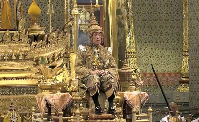 泰国国王加冕典礼在曼谷大王宫举行，仪式将持续三天