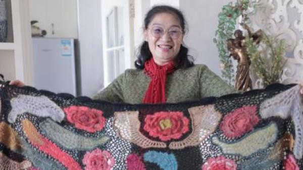 杭州70岁阿姨成针织界"网红" ，平均每天织10小时