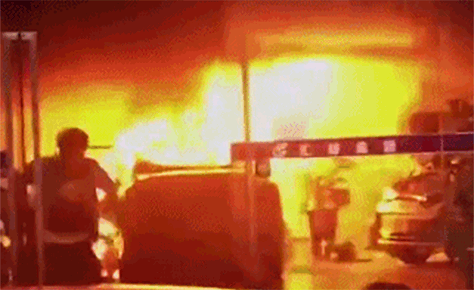 廣東東莞二手車市場發(fā)生火災(zāi)：系人為縱火，嫌疑人受傷被控制