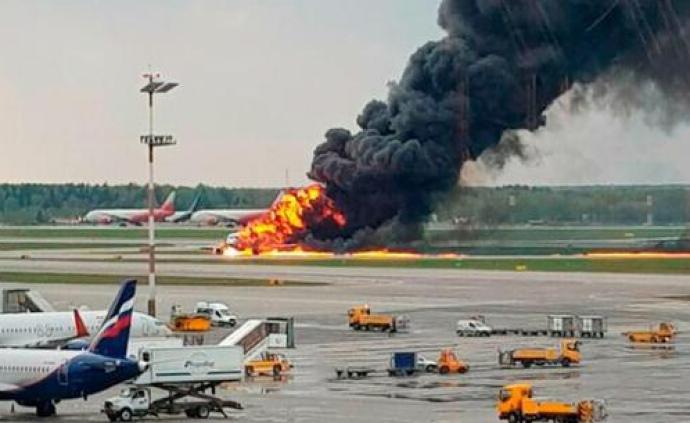 俄罗斯一客机紧急降落时起火，已致41人遇难