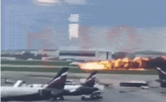 俄航致41人遇难事故幸存者称飞机被雷击：看到一道白光  