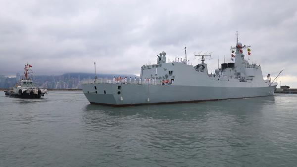 靠泊海军舰艇编队驶离香港，驻港部队送行