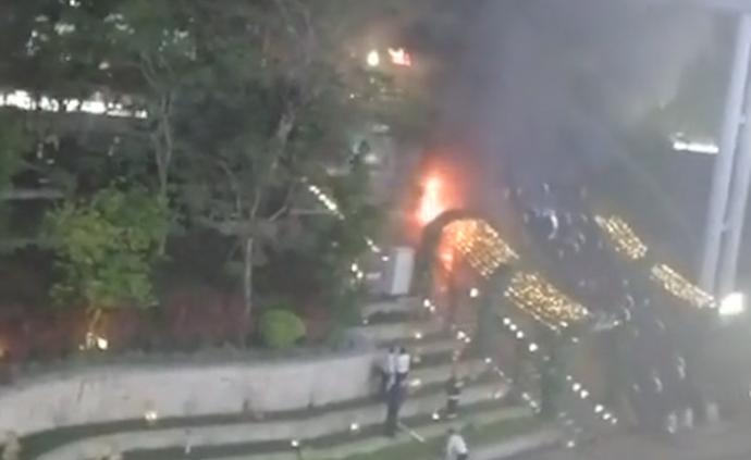 深圳一广场充电桩起火，燃烧物为锂电池