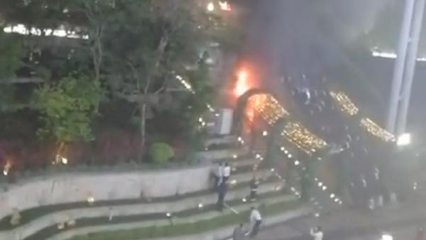 深圳一广场充电桩起火，燃烧物为锂电池