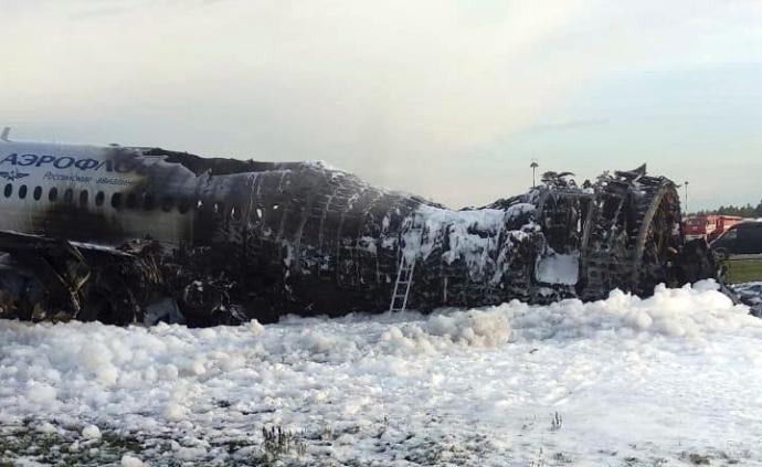 俄航事故细节：乘客逃生拿行李致后排伤亡惨重