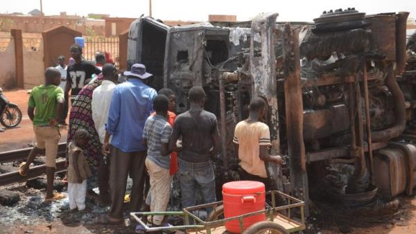 尼日尔油罐车侧翻，民众取油致爆炸58死
