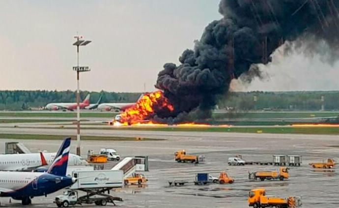 俄航将向客机起火事故遇难者家属赔偿500万卢布