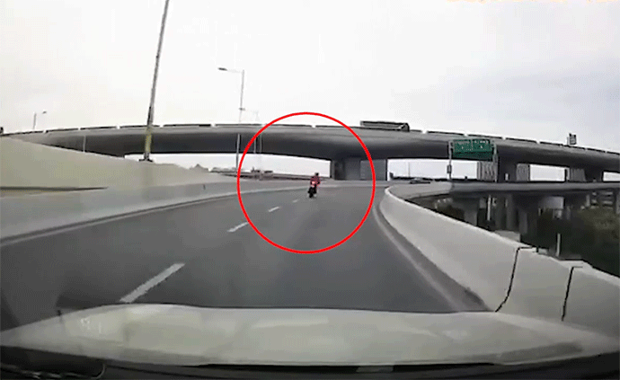 摩托手闯上海高架，撞桥壁摔落身亡