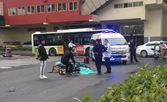 上海一摩托车手闯高架撞护墙当场坠亡，涉嫌用假牌或套牌