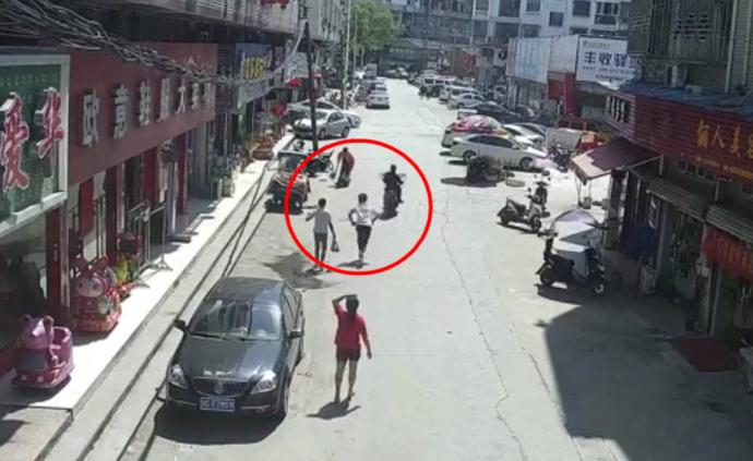 温州：飞车抢夺金链，“换造型”躲警察
