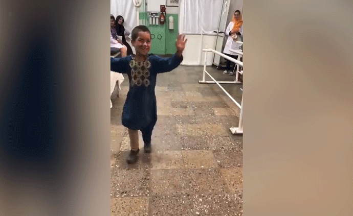 纯真笑容：阿富汗5岁男孩戴假肢跳舞走红