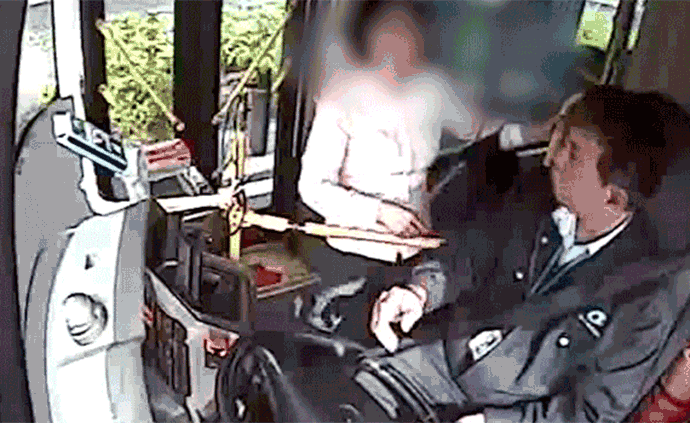 法治课｜女乘客打公交车司机一巴掌，为何被判四年刑？