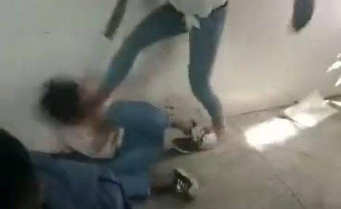 四川冕宁两初中女生在教室内被打，官方：系学生冲突，已处理