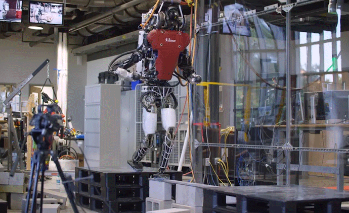 波士顿动力人形机器人新技能：过独木桥