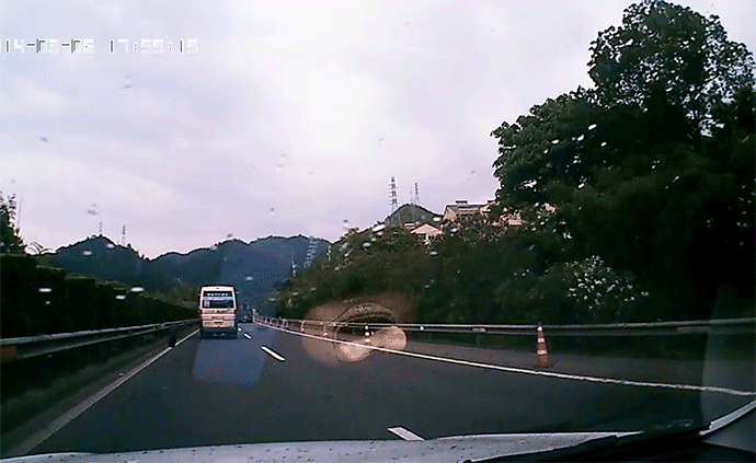 高速上前车备胎掉落，砸中后车乘客吓傻