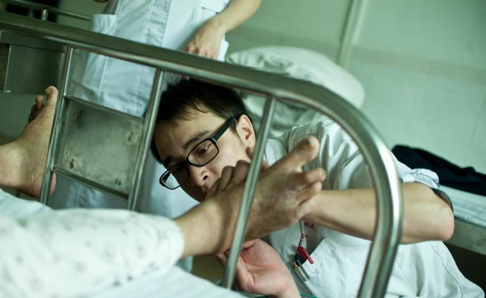 心理醫院精神科男護士：隔15分鐘查一次房，曾被女患者踢傷