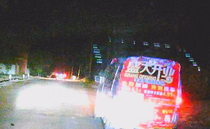 男子拒查逃竄,其友撞警車阻攔:均被拘