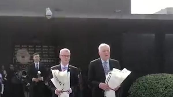 捷克前总统参观南京大屠杀遇难同胞纪念馆