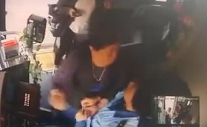大媽冒用老人卡被識破,怒打公交司機
