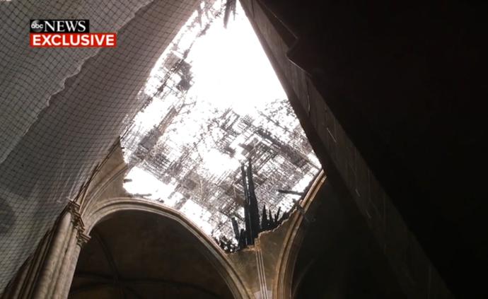 巴黎圣母院最新画面：尖塔残骸仍在现场