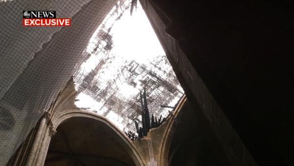 巴黎圣母院最新画面：尖塔残骸仍在现场