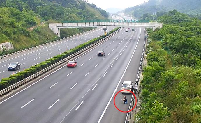 高速停車加水,司機(jī)朋友做“人肉警示牌”