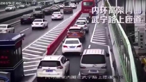上海高架车辆“拉链式”交替通行被赞