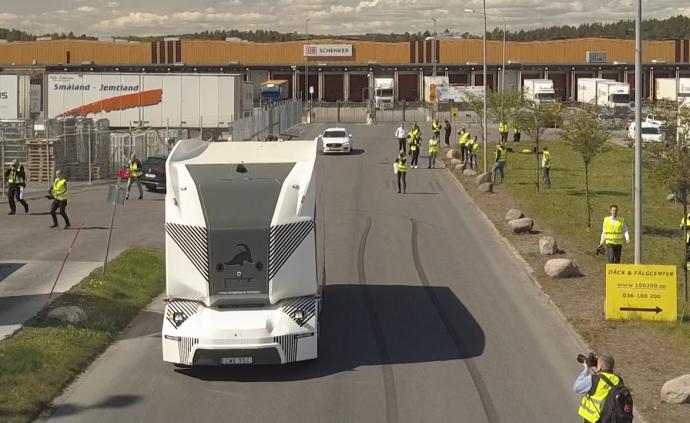 全球首例：瑞典无人电动卡车上路