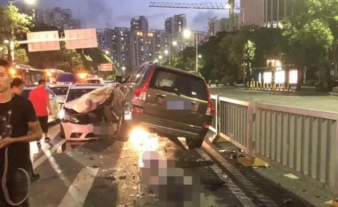 深圳一私家车失控撞向过街行人致3死，肇事司机已被控制