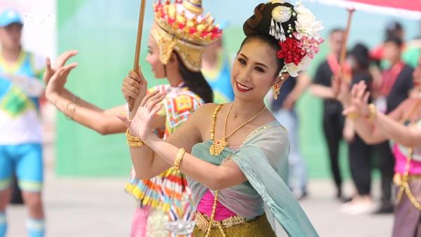 60秒浏览亚洲文明巡游歌舞